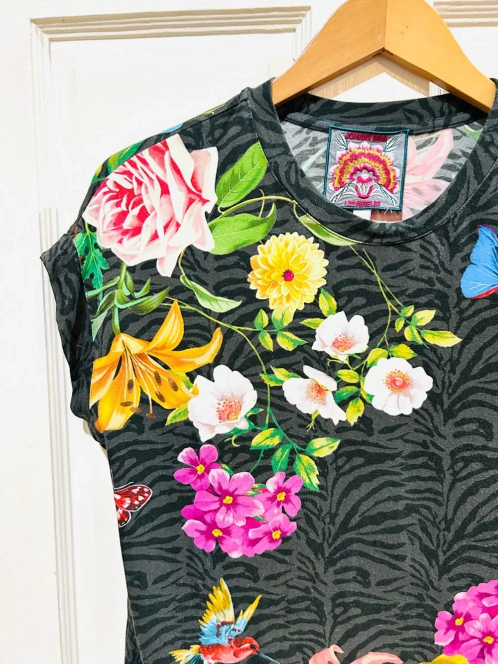 JOHNNY WAS Blooming Breeze Boho Graphic T-Shirt Zebra Floral Butterfly XS - Picture 7 of 10